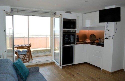 Bernieres-sur-Mer Apartment | Mettons les voiles - Sea view apartment with loggia