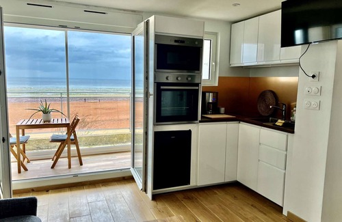 Bernieres-sur-Mer Apartment | Mettons les voiles - Sea view apartment with loggia