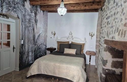 Le Puy-en-Velay Apartment | Meublé de caractère La jeune fille à la perle