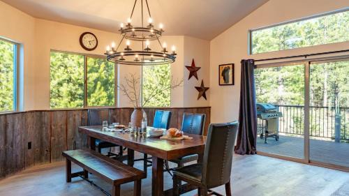 South Lake Tahoe House | Meyers Meadow by AvantStay Hot Tub Large Deck