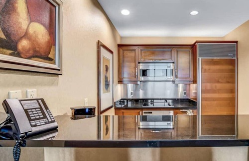 Las Vegas Condo | MGM Signature-25-702 1Bedroom 2Bath Balcony Suite
