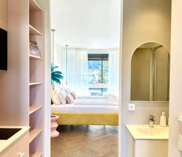 Bad Aussee Apartment | Miami Vice Appartement mit Balkon & Flussblick-Das Alpenzeit im Zentrum mit Parkplatz