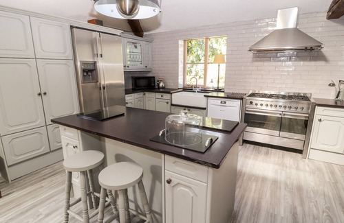 Mickle Trafford Cottage | MICKLE TRAFFORD MANOR, pet friendly, with hot tub in Chester