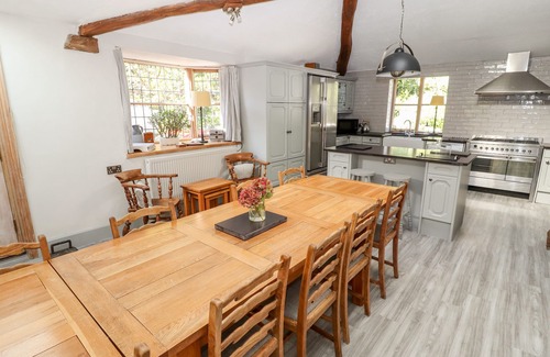 Mickle Trafford Cottage | MICKLE TRAFFORD MANOR, pet friendly, with hot tub in Chester