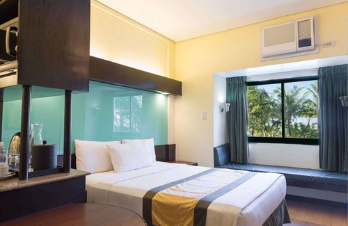 Cabanatuan Hotel | Microtel Inn by Wyndham Cabanatuan
