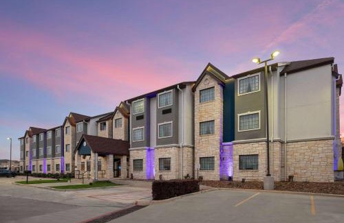 Buda Hotel | Microtel Inn & Suites by Wyndham Buda Austin South