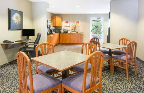 Hazelton Hotel | Microtel Inn & Suites by Wyndham Hazelton/Bruceton Mills
