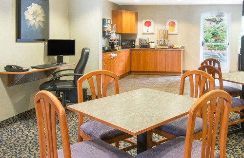 Hazelton Hotel | Microtel Inn & Suites by Wyndham Hazelton/Bruceton Mills