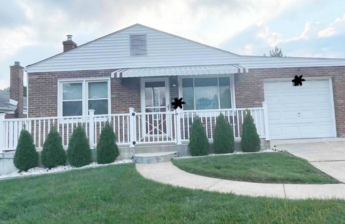 Affton House | Mid Central Spot Near Attractions W/D & Workspace