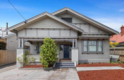 Newtown Apartment | Mid Century 1930 Beautifully renovated Californian Bunglow