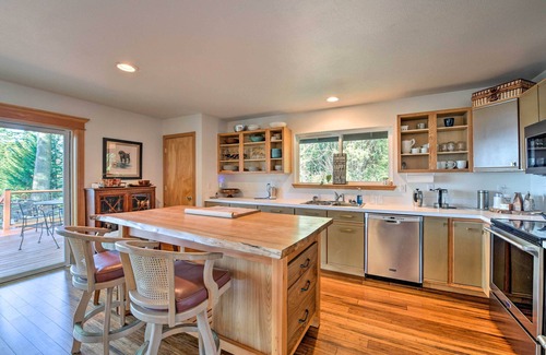 Hansville Cabin | Mid-Century Cabin w/Deck & Puget Sound Vistas!