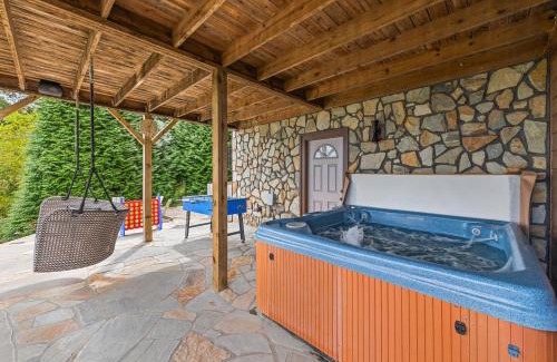 Waynesville House | Mid-Century Decor Cabin with Stunning Views