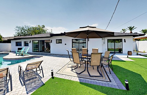 Village Grove House | Mid-Century Gem