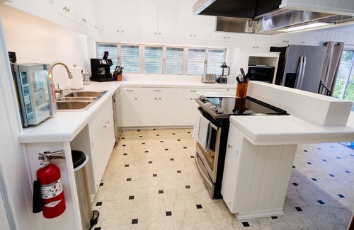 Hannon Park Apartment | Mid-Century Modern - 3600sqft - 1 Mile to CBDnHistoric Surroundings, Walk to CBD