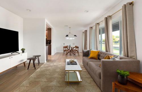 Village Grove House | Mid-century Modern Scottsdale Home W Heated Pool