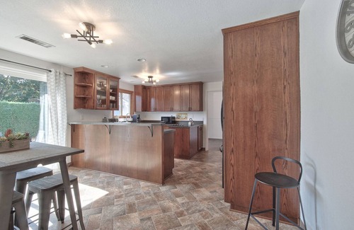 McMinnville House | Mid Century | Stroll to Mac Market