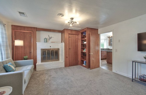 McMinnville House | Mid Century | Stroll to Mac Market