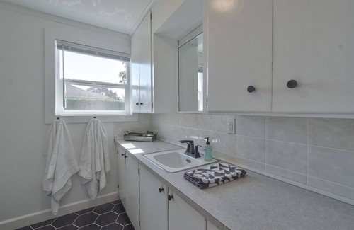 McMinnville House | Mid Century | Stroll to Mac Market