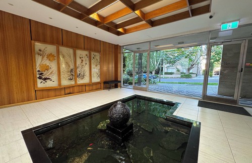 Toorak Apartment | Midcentury 2br apartment in Toorak nClose to MCG, Tennis, CBD n