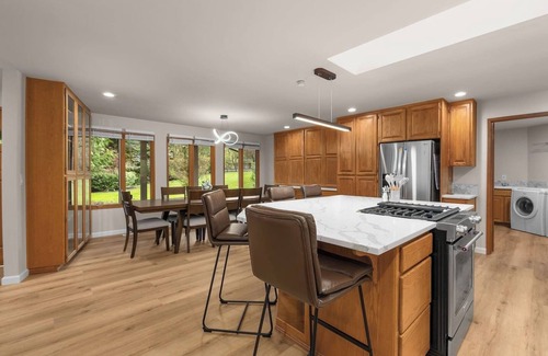 Issaquah House | MidCentury Luxury Issaquah Home, 6 Beds, Sleeps 10