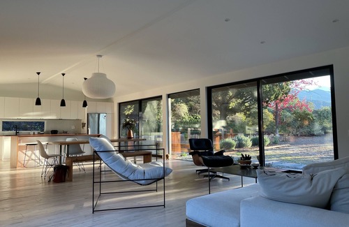 La Canada Flintridge House | Midcentury Modern Gem with panoramic mountain and ocean views