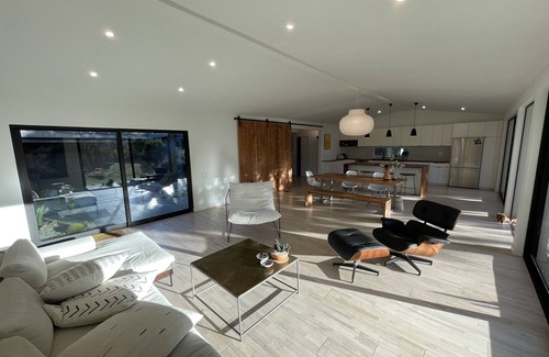 La Canada Flintridge House | Midcentury Modern Gem with panoramic mountain and ocean views