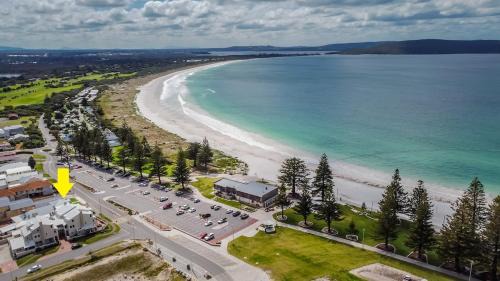 Middleton Beach House | Midd's on the Beach - luxury beach front apartment