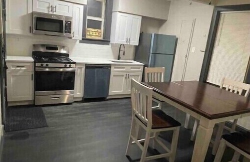 Gage Park Apartment | Midway Gem: Comfort and Transportationn