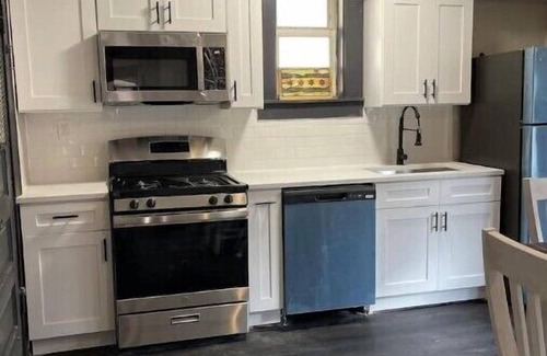 Gage Park Apartment | Midway Gem: Comfort and Transportationn