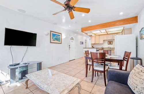 Central Mission Beach House | Mike's Place at the Beach Charming home with nice patio 60 steps from beach & boardwalk