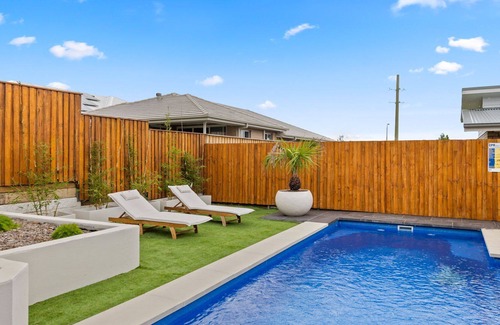 Boolaroo House | Milburn Circuit Boolaroo 44 - Entertainer's delight, inside and out