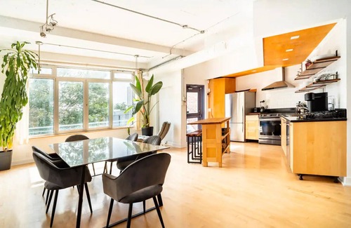 Mile End Apartment | Mile End - Huge Bright & Modern Loft Suite - King Bed - Parking - High Ceiling