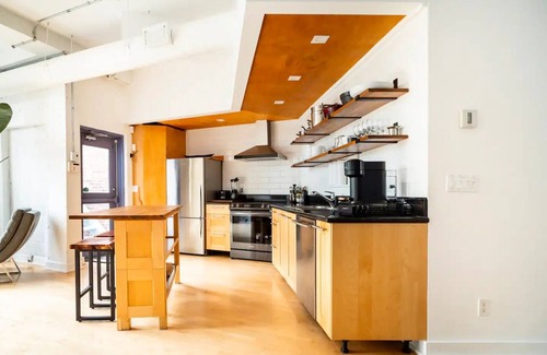 Mile End Apartment | Mile End - Huge Bright & Modern Loft Suite - King Bed - Parking - High Ceiling
