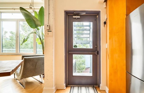 Mile End Apartment | Mile End - Huge Bright & Modern Loft Suite - King Bed - Parking - High Ceiling