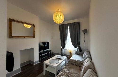 Mile End House | MileEnd 4 large master bedroom