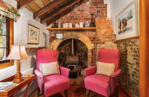 Akaroa House | Mill Cottage with Spa Pool & Sauna