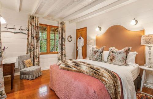 Akaroa House | Mill Cottage with Spa Pool & Sauna