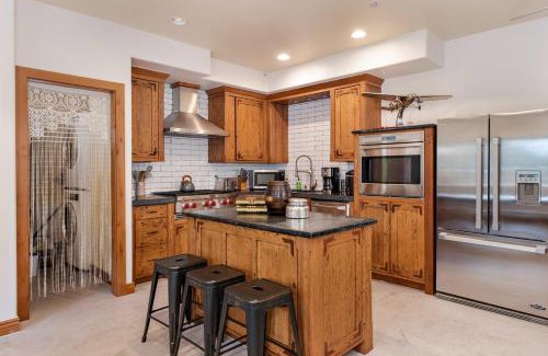 Glenwood Springs Ski Chalet | Million Dollar Castle Walk to downtown Glenwood and HotSprings