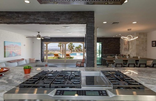 Sunrise Manor House | Million dollar View Luxury Single home(with HOA amenities)13mi strip & Airport