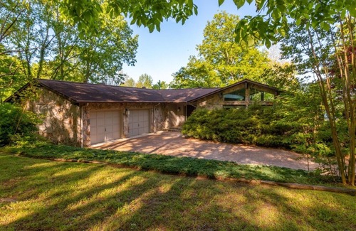 Dickel House | Million Dollar Views of Lake Normandy Sunsets- Jacuzzi for Fall/Winter Sunsets!