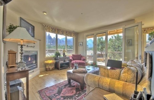 Sedona House | *Million $ Views * Ensuite Jetted Tub For Two * Fireplace * Deck * Walk to All