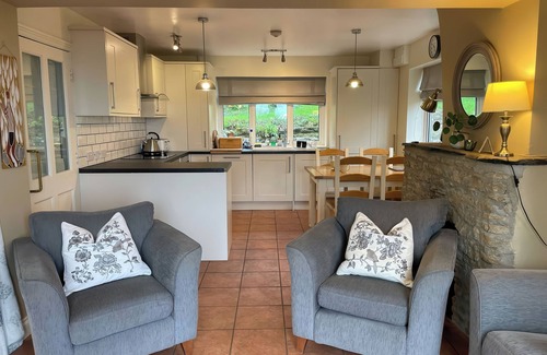 West Bexington Cottage | MIMOSA COTTAGE, pet friendly, with a garden in West Bexington