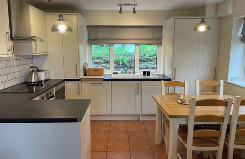 West Bexington Cottage | MIMOSA COTTAGE, pet friendly, with a garden in West Bexington