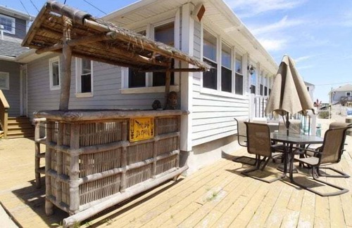 Point Pleasant Beach Cottage | MIN8 | 3BR Beach Cottage Set in the Sand on private walk-up lane! by Shore Points Vacations