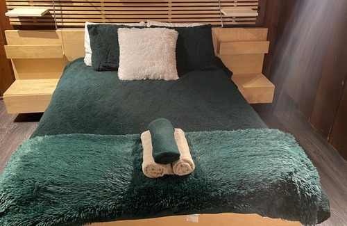 Sainte-Marthe-sur-le-Lac Ski Chalet | Mini Chalet INSTAGRAM @13lacksheep