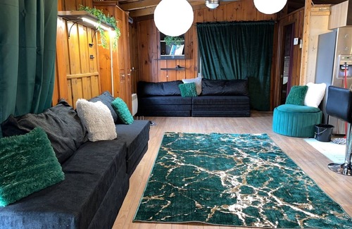 Sainte-Marthe-sur-le-Lac Ski Chalet | Mini Chalet INSTAGRAM @13lacksheep