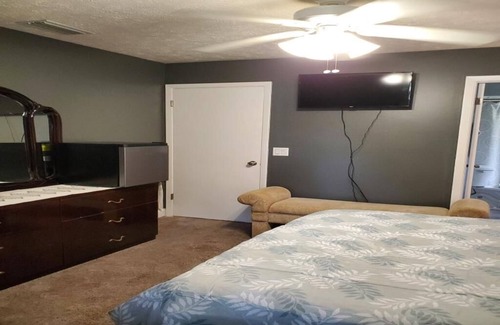 Lutz House | Mini Oasis at Paradise- a cozy studio in the clothing-optional Paradise Lakes