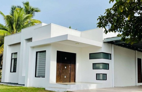 San Juan Bautista House | Minimalist House In Chitre