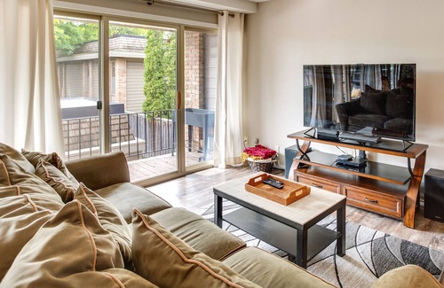 Edina Condo | Minneapolis Condo w/ Balcony & Heated Pool Access!