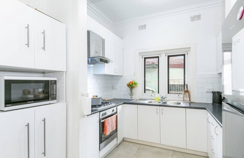 Burwood House | Mins to Mall Convenient 3Beds Classic Charm Home